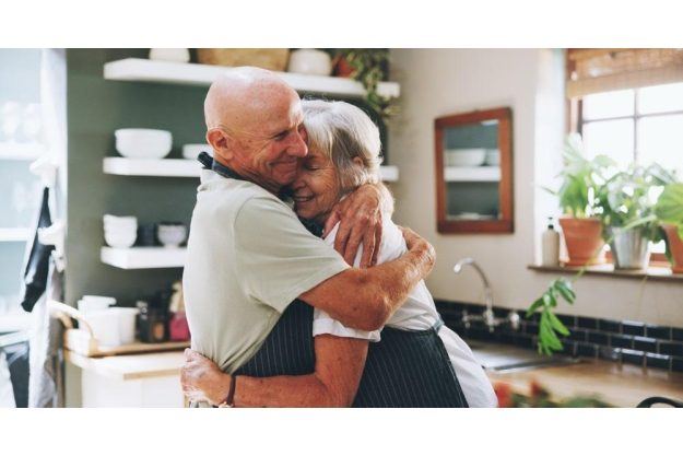 Kochkurs Berlin: älteres Paar glücklich in der Küche