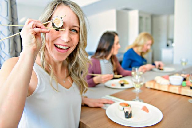 Weinprobe mit Sushi in München – Frau isst Sushi