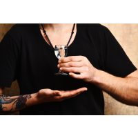 Virtuelles Gin-Tasting – Mann trinkt Gin