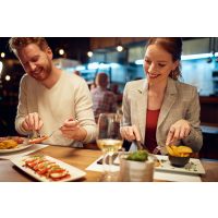 Kulinarisches Locationhopping Leipzig – Paar isst in Restaurant