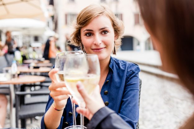 Kulinarische Stadtführung Frankfurt – Freundinnen trinken Weißwein