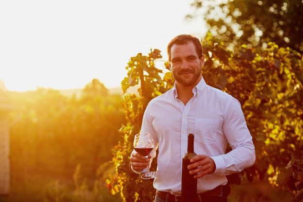 Wein-Tasting Hamburg – zufriedener Jungwinzer im Weinberg