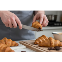 Frisch gebackene goldbraune Croissants und Schokolade beim Backkurs Croissants & Pain au Chocolat Berlin
