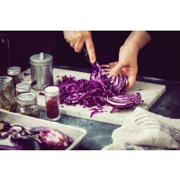 Kochkurs München – Rotkohl wird geschnitten