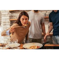 Kochkurs Wuppertal – Frau probiert