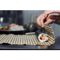 Sushi-Kurs Mannheim: mit Bambusmatte rollen