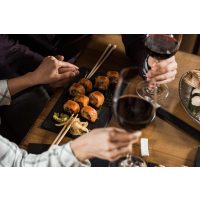 Weinprobe mit Sushi in München – Paar isst Sushi