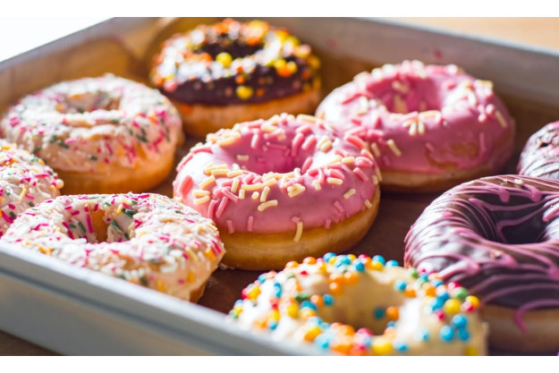 Donut-Backkurs München – Frau isst Donut