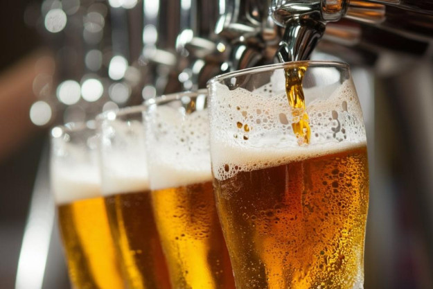 Kulinarische Stadtführung München – Freunde trinken Bier