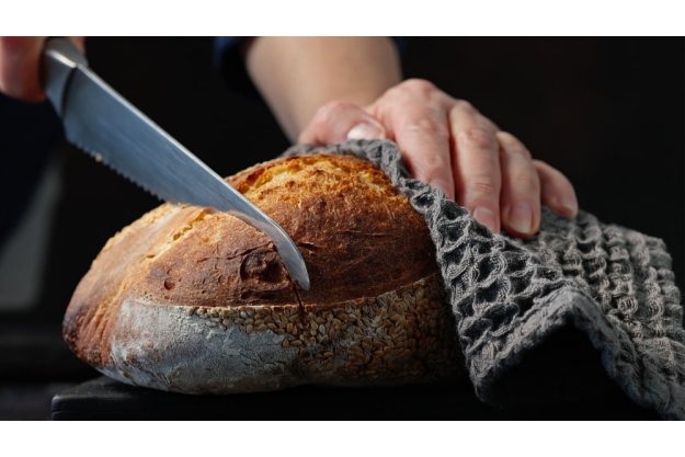 Backkurs Augsburg – Dinkelbrot anschneiden