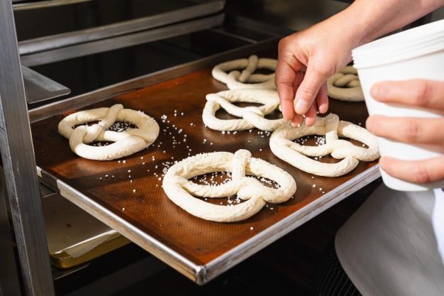 Backkurs München – Brezen salzen