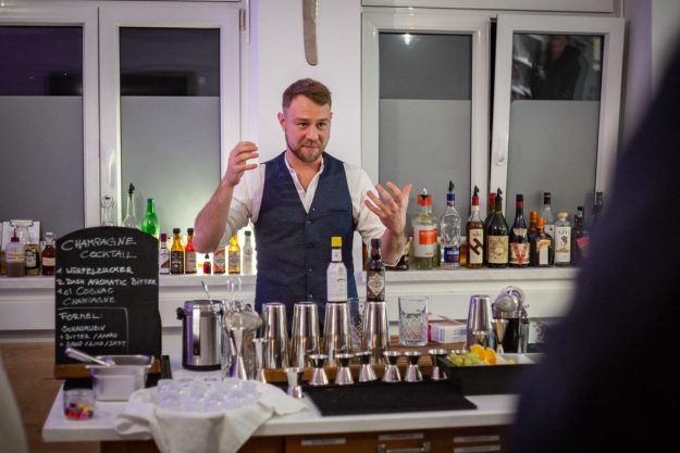 Italienischer Kochkurs München – Marcel mixt Cocktails