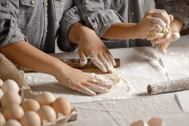 Kinder-Backkurs München: Kinder kneten Teig