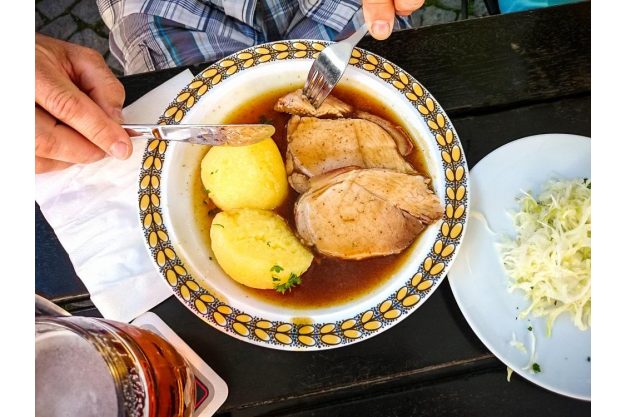 Krimidinner München: Schweinebraten und Knödel