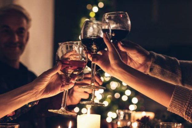 weinprobe-mit-pizza-münchen-anstoßen