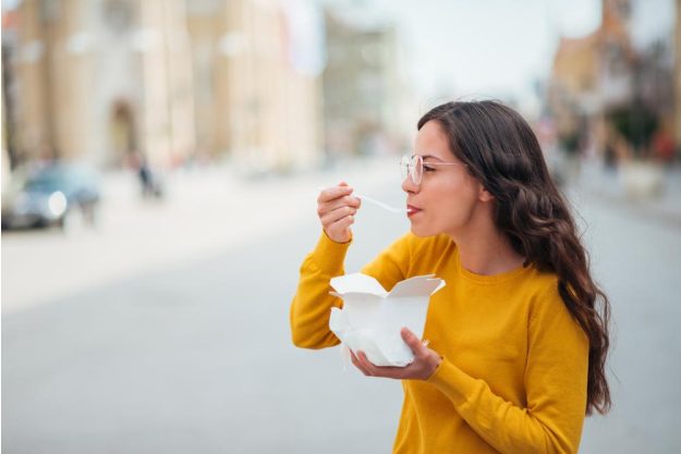 Kulinarische Stadtführung München – Frau isst in Haidhausen