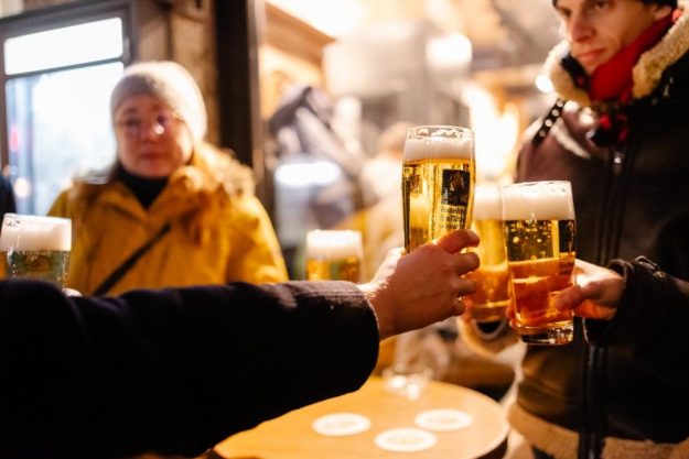 Kulinarische Stadtführung München – Freunde trinken Bier