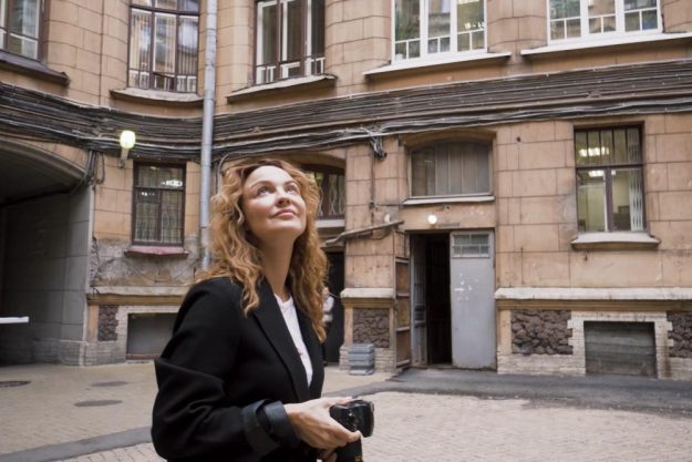 Kulinarische Stadtführung München – Frau spaziert durch Haidhausen 