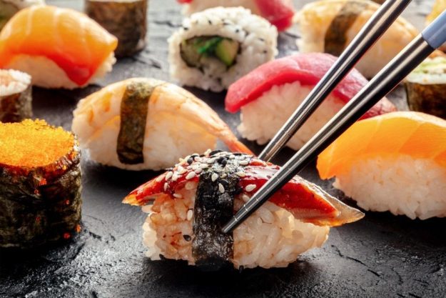 Sushi-Kurs Mannheim: Nigiri mit Stäbchen essen