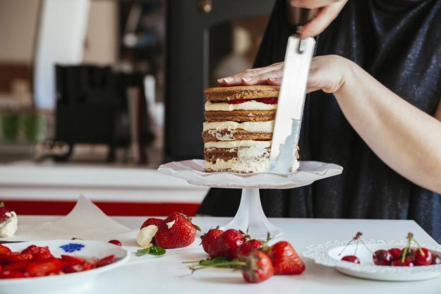 Tortenkurs München – Torte mit Sahne einstreichen