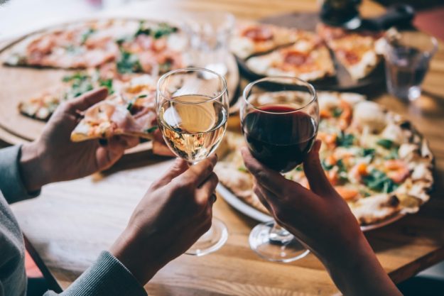 weinprobe-mit-pizza-münchen-pizza-und-wein-anstoßen