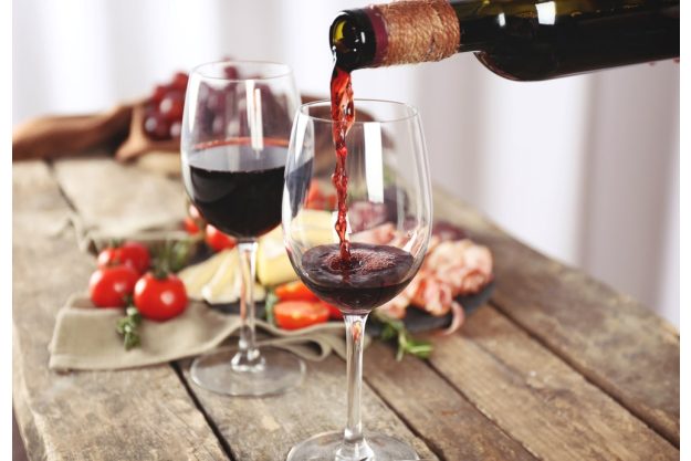 Wine tasting Munich – red wine and savoury snacks