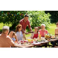 Backkurs Augsburg – gemeinsam im Garten essen