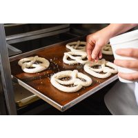 Backkurs München – Brezen salzen