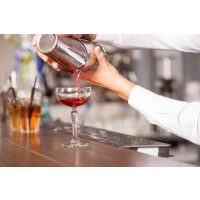 Cocktailkurs München – Drink abgießen