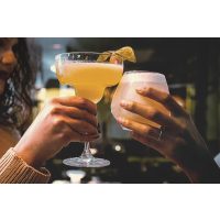 Cocktailkurs Würzburg – Freundinnen stoßen mit Cocktails an