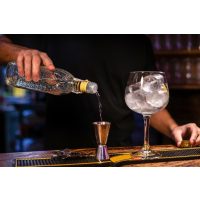 Gin-Tasting München – Barkeeper mixt Gin Tonic