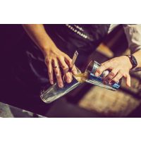 Geschenkgutschein Gin-Tasting – Cocktail mit Gin wird gemixt