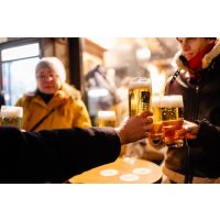 Kulinarische Stadtführung München – Freunde trinken Bier
