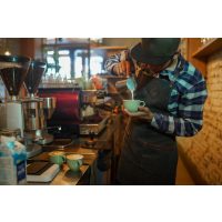 Latte Art Kurs München – Barista bei der Arbeit