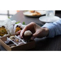 Pralinenkurs München – Frau hält Praline