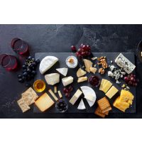 Weinprobe München – Rotwein und Käsebrett