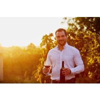 Weinprobe München – junger Winzer im Abendlicht