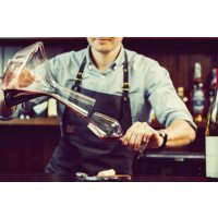 weinprobe-mit-pizza-münchen-wein-eingießen