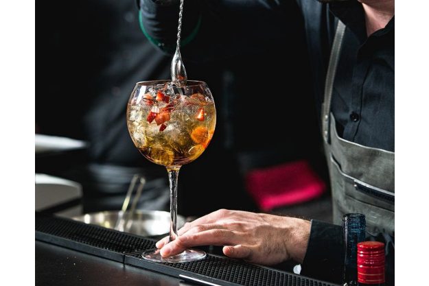 Cocktailkurs Berlin – behutsam im Glas umrühren