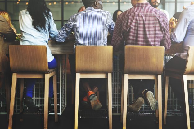 Kulinarische Stadtführung Frankfurt – Männer sitzen an der Bar