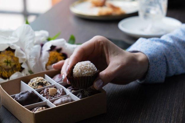 Pralinenkurs Mannheim – Frau hält Praline