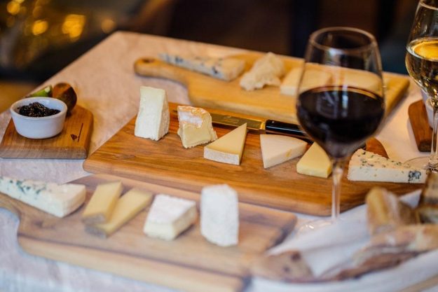 Weinseminar Frankfurt: große Käseplatte zum Tasting