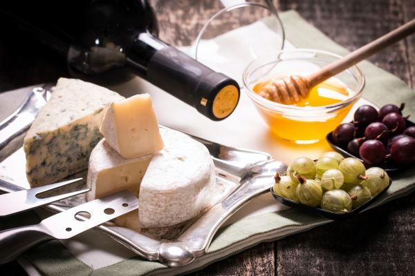 Käse- und Weindegustation online Käse und Wein beim Winzer@Home für 2