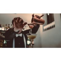 Cocktailkurs Berlin – Drink abseihen