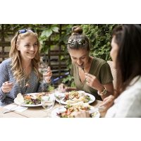 Junggesellenabschied – Freundinnen beim Dinner