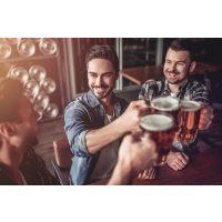 Junggesellenabschied – Männer trinken Bier
