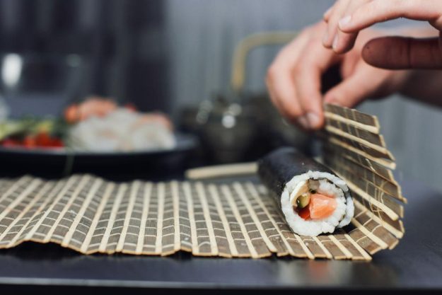 Sushi aufrollen