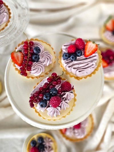 litschi-waldbeeren-tartelettes-online-backkurs Litschi-Waldbeeren Tartelettes