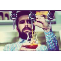 Bierproben-Gutschein – Mann zapft frisches Bier ab