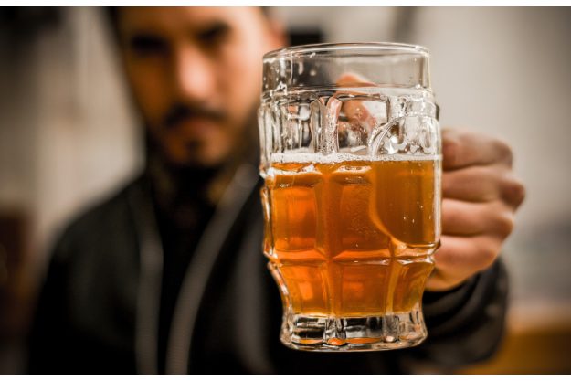 Bierprobe Hamburg – Mann trinkt CraftBier